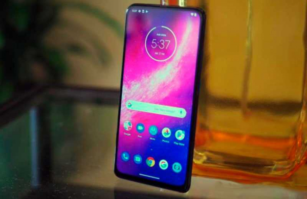 Первый обзор Motorola One Hyper: смартфон со всплывающей камерой и зарядкой 45Вт